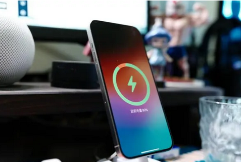 孙吴苹果15换屏服务分享用什么充电器给iPhone15充电更好 